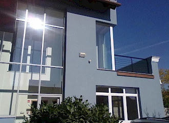 Irodaház tervezése, és a bővítésének is a tervezése: bővítés – üvegfal, és erkély